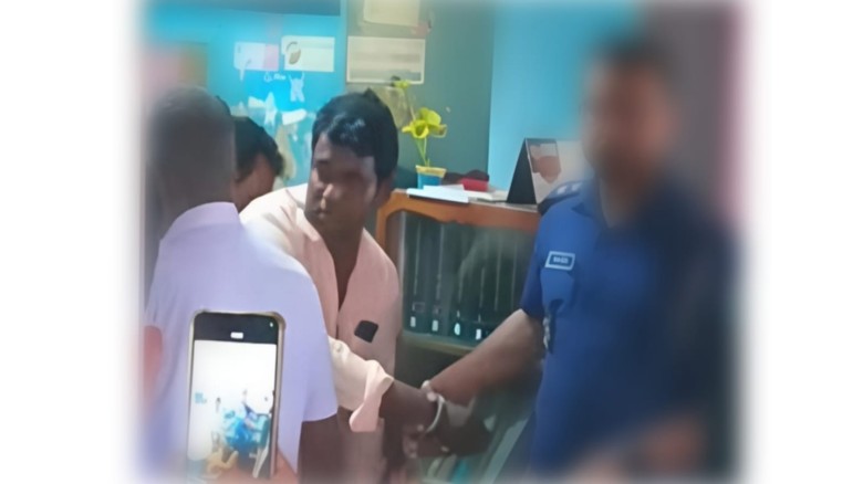 ইসলাম ধর্মীয় অনুভূতিতে আঘাত, সাতক্ষীরায় শিক্ষক গ্রেপ্তার
