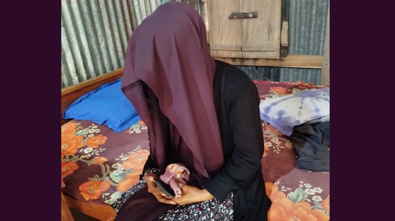 বিয়ের দাবিতে প্রেমিকের বাড়ীতে অনশন