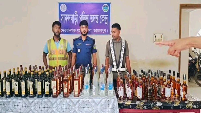 জামালপুর জেলা পুলিশের বিশেষ অভিযানে ১১০ বোতল ভারতীয় মদ, মোটর