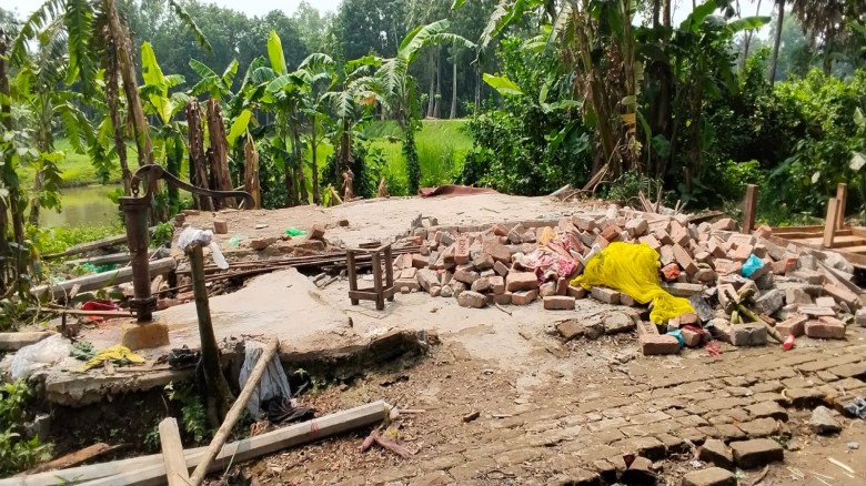 কালীগঞ্জে বসত বাড়ীতে হামলা করে স্বর্ণালংকারসহ ২৫ লাখ টাকার ম