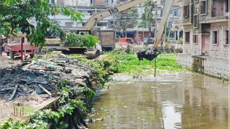 অবৈধ স্থাপনা রেখেই খাল খন: কচুয়ায় সরকারি প্রকল্পের আসল উদ্দে
