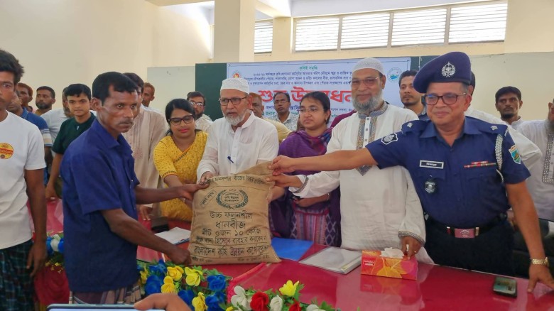 সাপাহারে কৃষি প্রণোদনার উপকরণ বিতরণের উদ্বোধন করেনএমপি মোস্ত