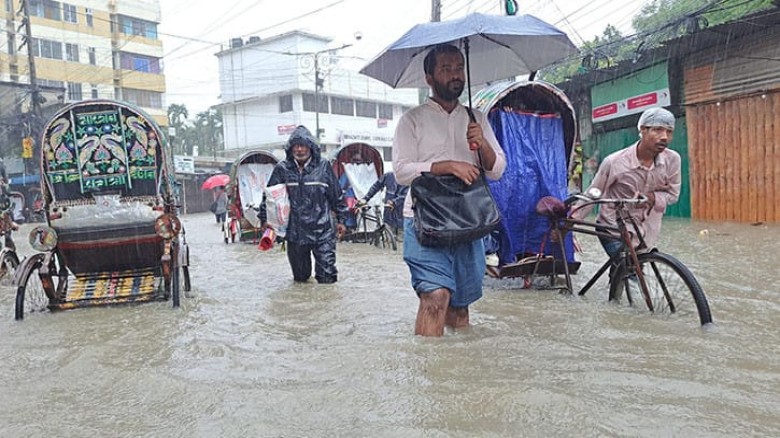 চট্টগ্রামে অতি ভারী বৃষ্টি টানা বর্ষণে নগরজুড়ে জলাবদ্ধতা, বা